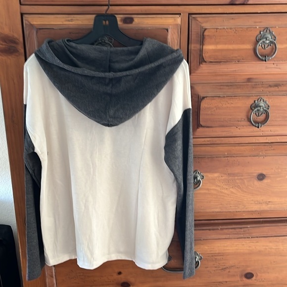 Hem & Thread NWT Women’s Cream and Navy Blue Hoodie, Size Medium - Picture 6 of 9